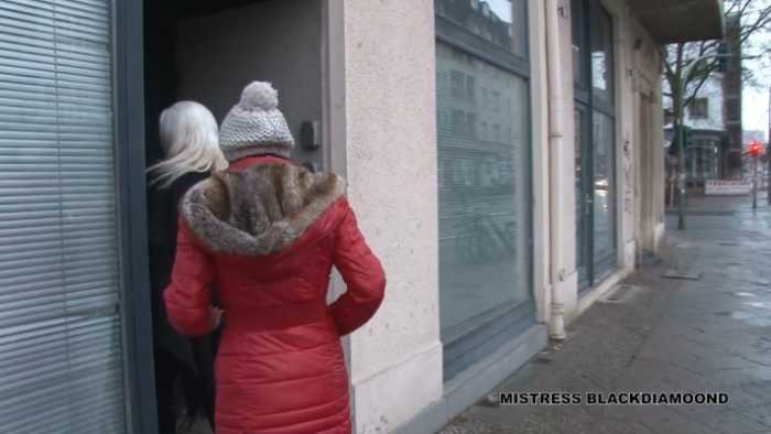 酒吧闻舔轻熟女皮靴臭棉袜脚！被人照着狗脸一顿踹！ bf1874