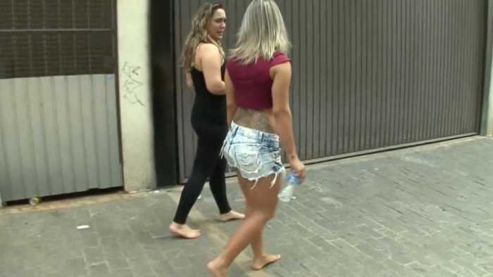 BGF-两位女主光脚出门散步回家让贱狗跪舔她们的超级脏脚！舔干净 bf18200