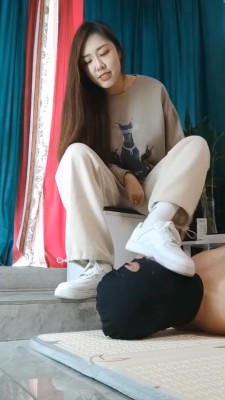 严厉御姐原味白袜脚碾踩狗脸窒息裸足插嘴 重度语言羞辱贱畜调教成厕奴 bf48033