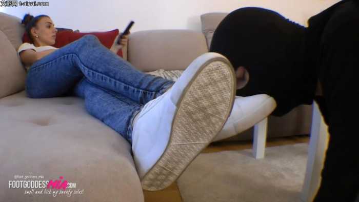 闻舔GoddessMia运动鞋臭棉袜脚!臭袜子捂鼻子上闻,脚趾缝全舔干净!bf20347