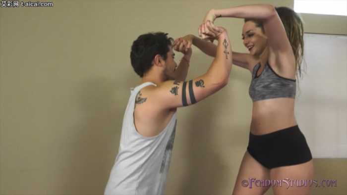 高大欧美女神暴揍亚裔小伙!一脚踹翻踩在脚下,腿绞KO,踩脖子拍照 bf22478