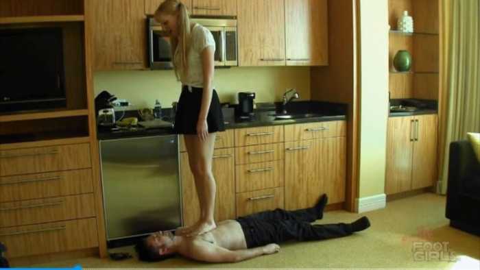 金发女神Rene踩头站脸跳踩！被这样的女神踩死也愿意！JS241215~2