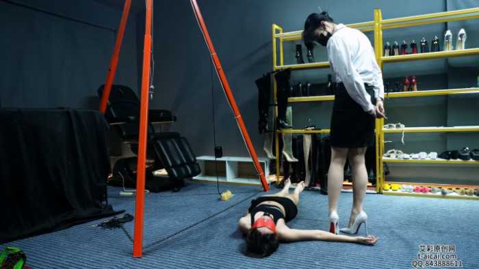 高跟踩哭女M 下 YC-241212-5