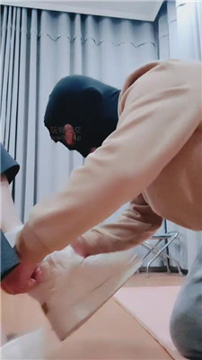 【拽拽】捂了一天的白棉袜脚气味辱    241220-2