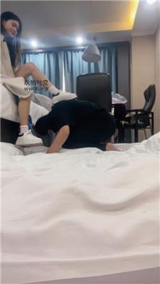 【沐沐大大】麦昆小白鞋白袜虐绿帽 JS250119-36