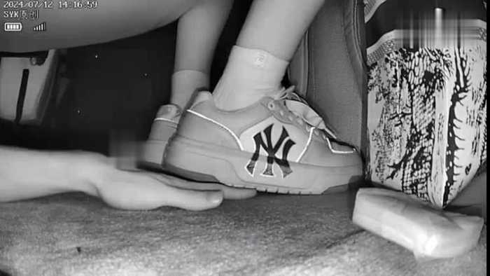 B781 – 无意识书包校服白袜MLB白鞋翘腿踩手 bf49600