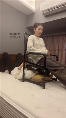 【伊未】白袜脚物化坐垫奴才 JS250217-4