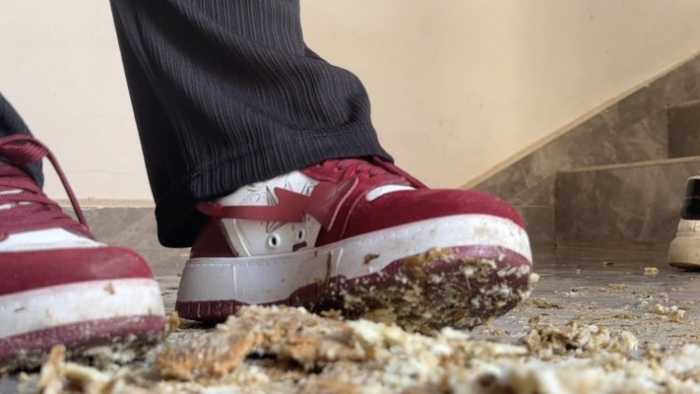 健身美女两双鞋楼道踩包子吐口水制作狗粮 YC-250314-2