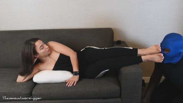 混血女主刚跑完步的大汗脚,黑奴舔吸每个脚趾的味道 JS250319~3