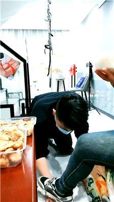 【芏筄】运动鞋踩踏-伺候主子吃饭 bf51565