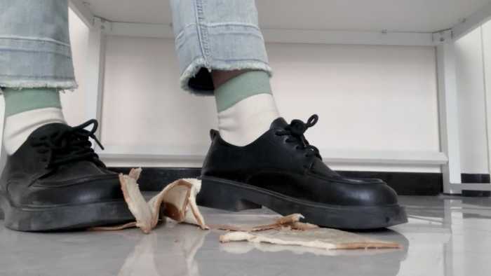 【莓子】边辱骂贱狗边制作小皮鞋底踩狗粮面包 YC-250412-3