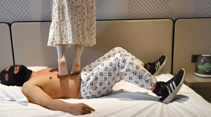 白丝不间断暴力踩20分钟 YC-250420-3