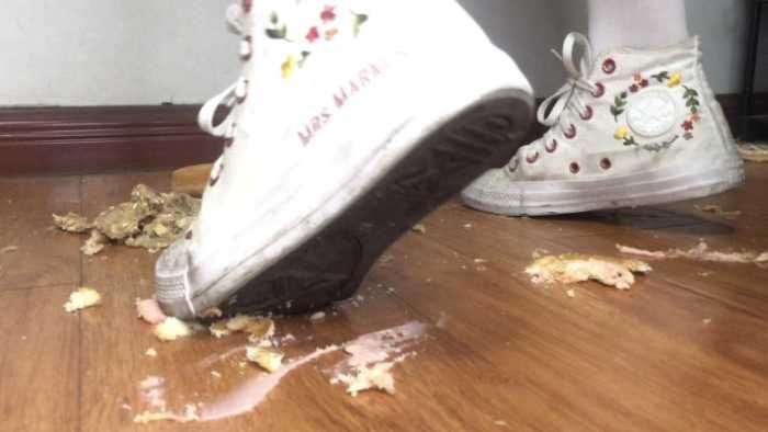 素人健身美女两双脏鞋子无意识走踩一地小蛋糕做成狗粮 YC-250525-5