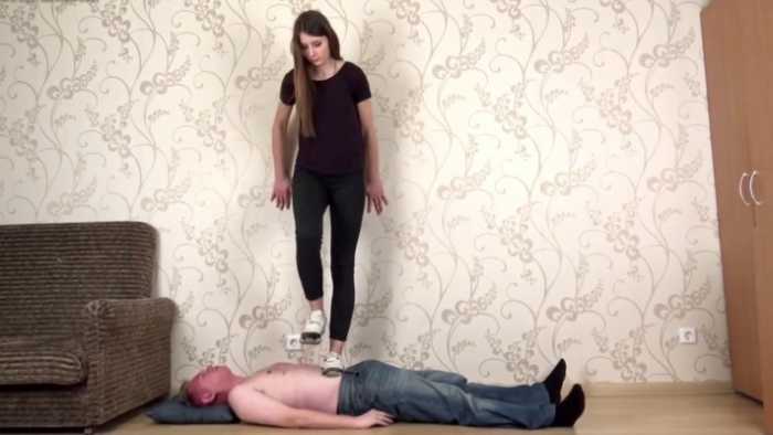 脚奴享受俄国小姐姐的脏鞋践踏 JS250622~5