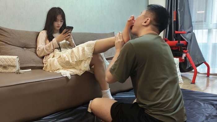 『红颜榜』06年汗脚高颜值学生主夙羽无意识舔脚清理脚皮 YC-250710-4