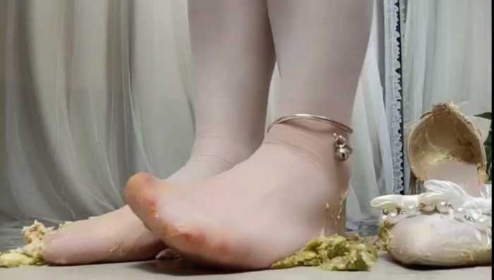 A211 – 潇雅高跟鞋里踩食物+丝袜脚踩 JS250723~3