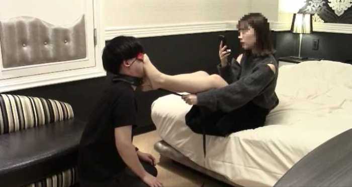 化妆品办公室OL下班后两次用汗湿的连裤袜践踏虐待同事 JS250814~1