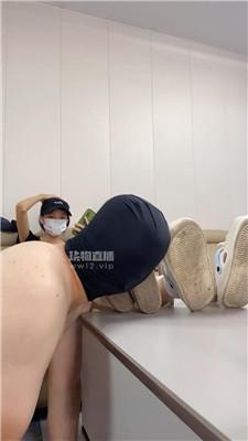 【足彩管】双S-清理脏鞋底-白棉袜踩踏 bf56558