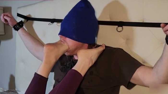 把脚奴绑床头裸足深喉插吐 JS250831~3