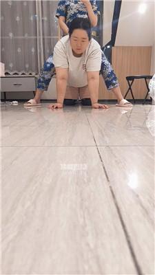 【无人可思】骑马狗爬-恋足狂舔【双视角版】 JS251007-20