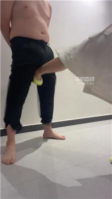 【情侣s】踢裆-臭脚丫狂舔 JS251008-39