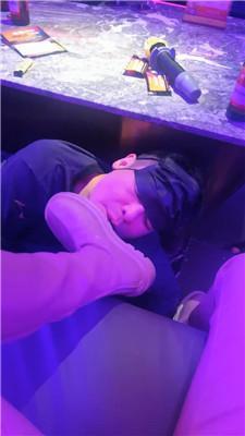 【文文文】KTV陪酒小妹长靴踩虐 JS251017-7