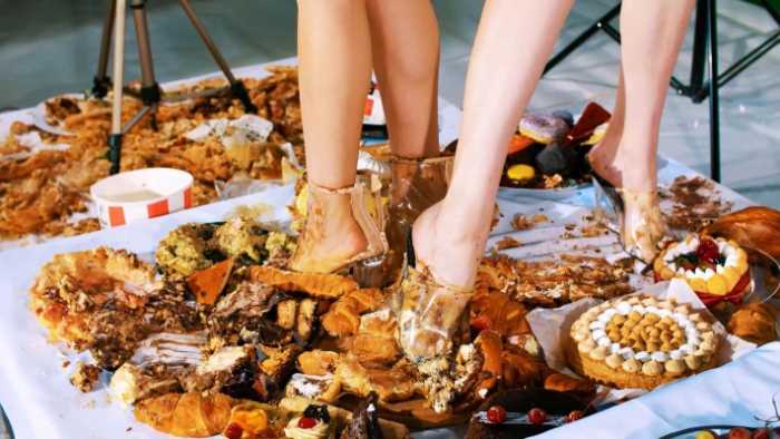 （自购）两位美女光脚、高跟、渔网袜踩一大堆食物 JS251110~11