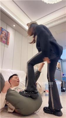 【暮歌老师】艺校女神暴力踢踹踩踏 JS251119-18