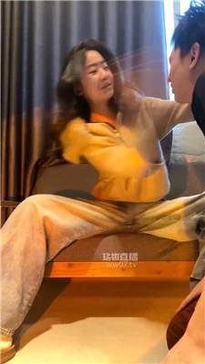 【欣欣】毛拖鞋白袜踩纹身哥 JS251126-4