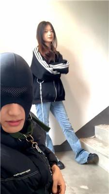 【女生也能很暴力】楼梯间逗狗惩罚 bf59588