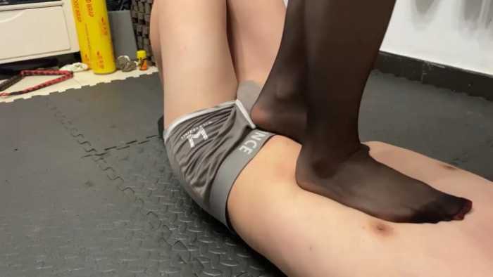 乐乐大王黑丝高跟平底鞋在狗肚子上起舞双视角 JS251221~6