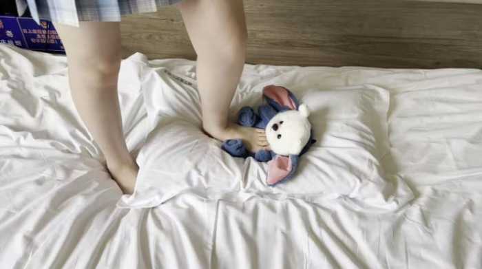 【素人研究生】jk裸足踩踏蹂躏小玩偶 YC-251224-2