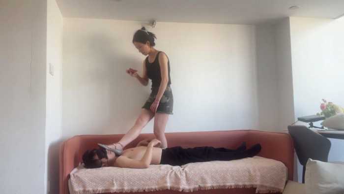 【黑丝诱惑】素人篇：大二学生晓俞华天奴鞋子踩踏狗奴 YC-251227