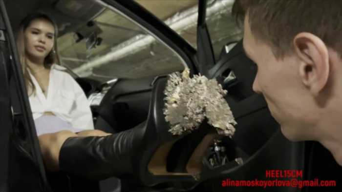 美女将鞋底踩脏让男友清理干净 bf60281