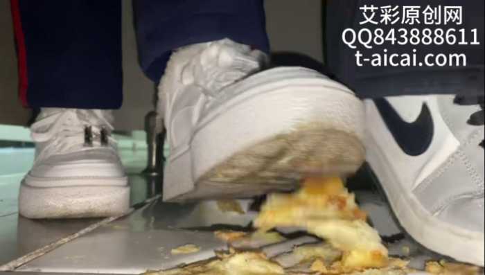 『chnnsct1818』高中女厕内踩踏面包,制作狗粮 YC-260121-2