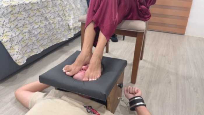 无情女主裸足踩脸擦脚汗除臭 奴脸当脚垫 固定强制踩踏人脸盒子JS260221~1